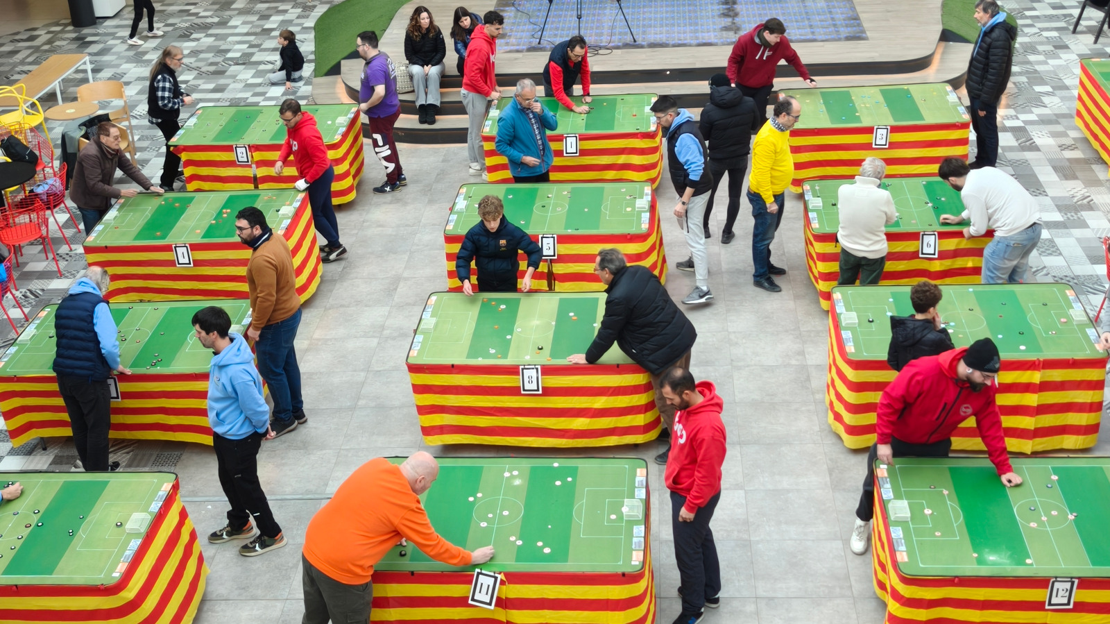 Partit de futbol botons en marxa