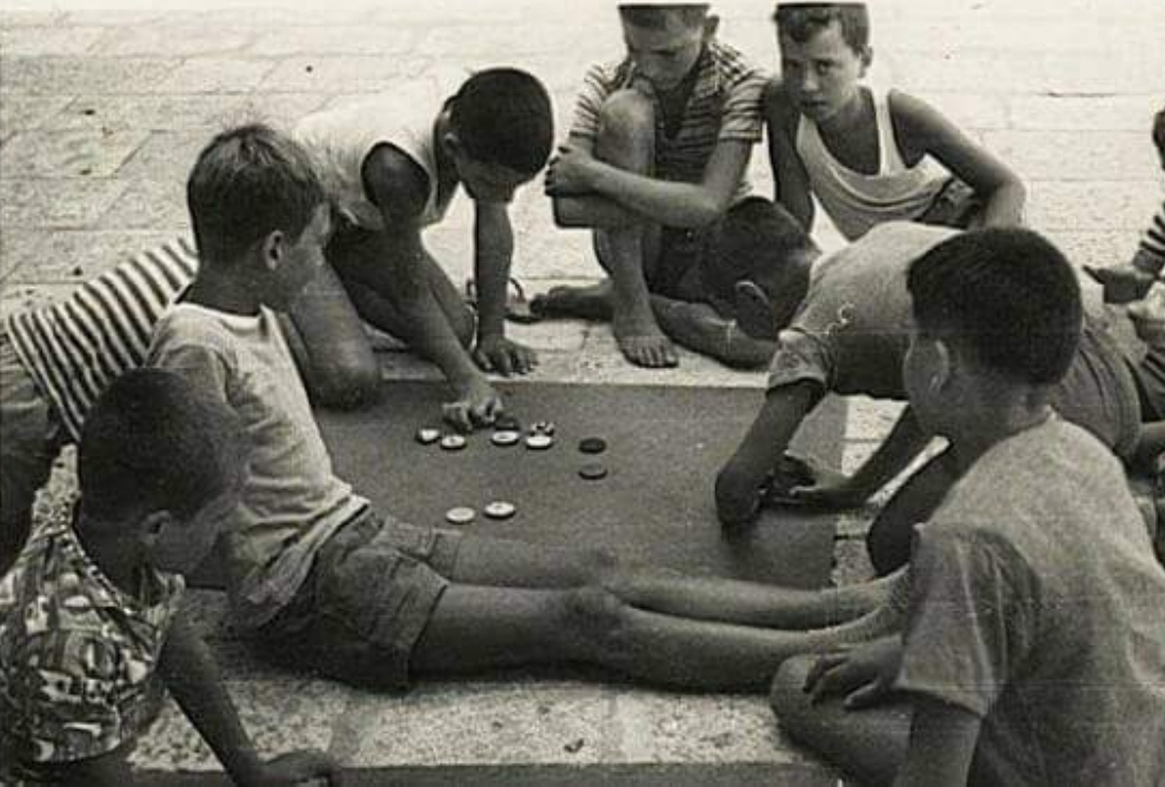 Escena de futbol botons, passat i present