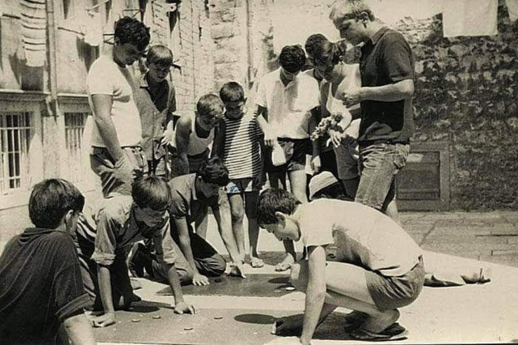 Jugadors i jugadores en una trobada de futbol botons